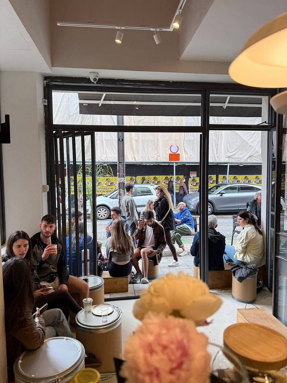 משיח לא בא. משיח גם לא מטלפן. שינקין 21 א'. (צילום: אלבינה שטוטמן) משיח לא בא. משיח גם לא מטלפן. שינקין 21 א'. (צילום: אלבינה שטוטמן)