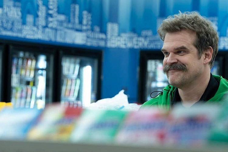 מה לילי חושבת על זה? דיוויד הארבור ב"DTF St. Louis". צילום: HBO Max מה לילי חושבת על זה? דיוויד הארבור ב"DTF St. Louis". צילום: HBO Max