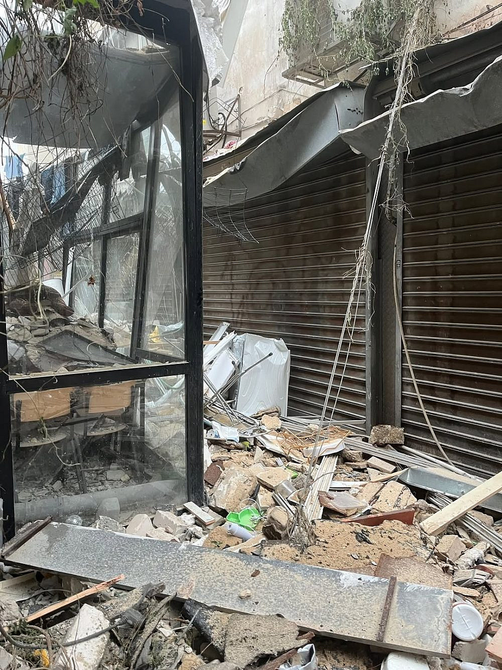 נזקי קריסת הבניין על פיצה לילה. (צילום: מתוך עמוד האינסטגרם @@pizza_lila)