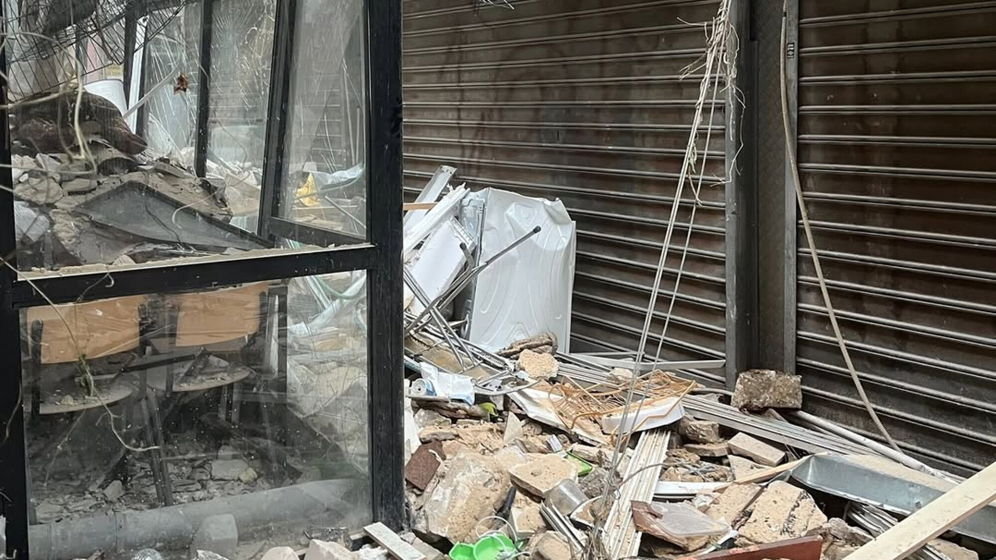 נזקי קריסת הבניין על פיצה לילה. (צילום: מתוך עמוד האינסטגרם @@pizza_lila)