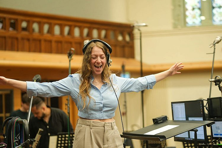 הגבעות חיות מצלילי המוזיקה. נגה קדם. (צילום: Valerie Mok) הגבעות חיות מצלילי המוזיקה. נגה קדם. (צילום: Valerie Mok)