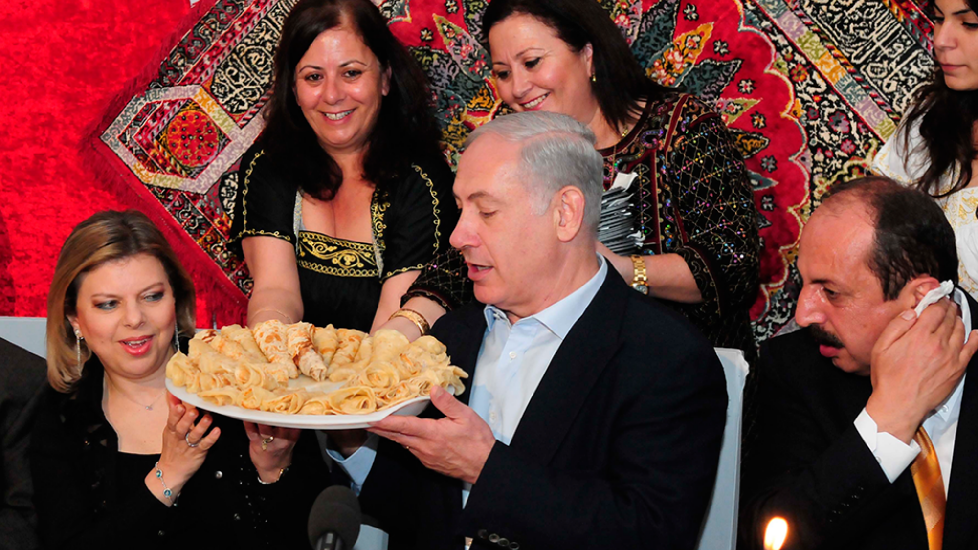 יש מה לחגוג. בני הזוג נתניהו במימונה (צילום: פלאש90)