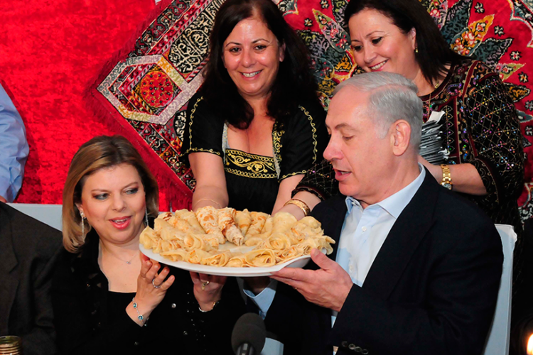 יש מה לחגוג. בני הזוג נתניהו במימונה (צילום: פלאש90) יש מה לחגוג. בני הזוג נתניהו במימונה (צילום: פלאש90)