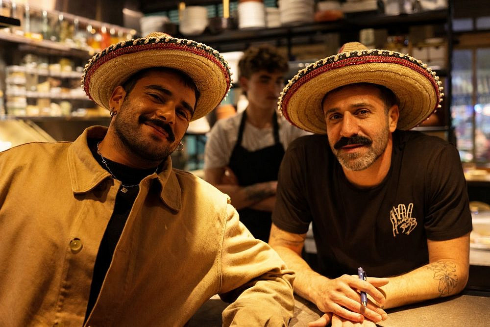 השפם זה מודבק? שף דור אבן (מימין) וחבר (צילום: TEQUILA & TACOS) השפם זה מודבק? שף דור אבן (מימין) וחבר (צילום: TEQUILA & TACOS)