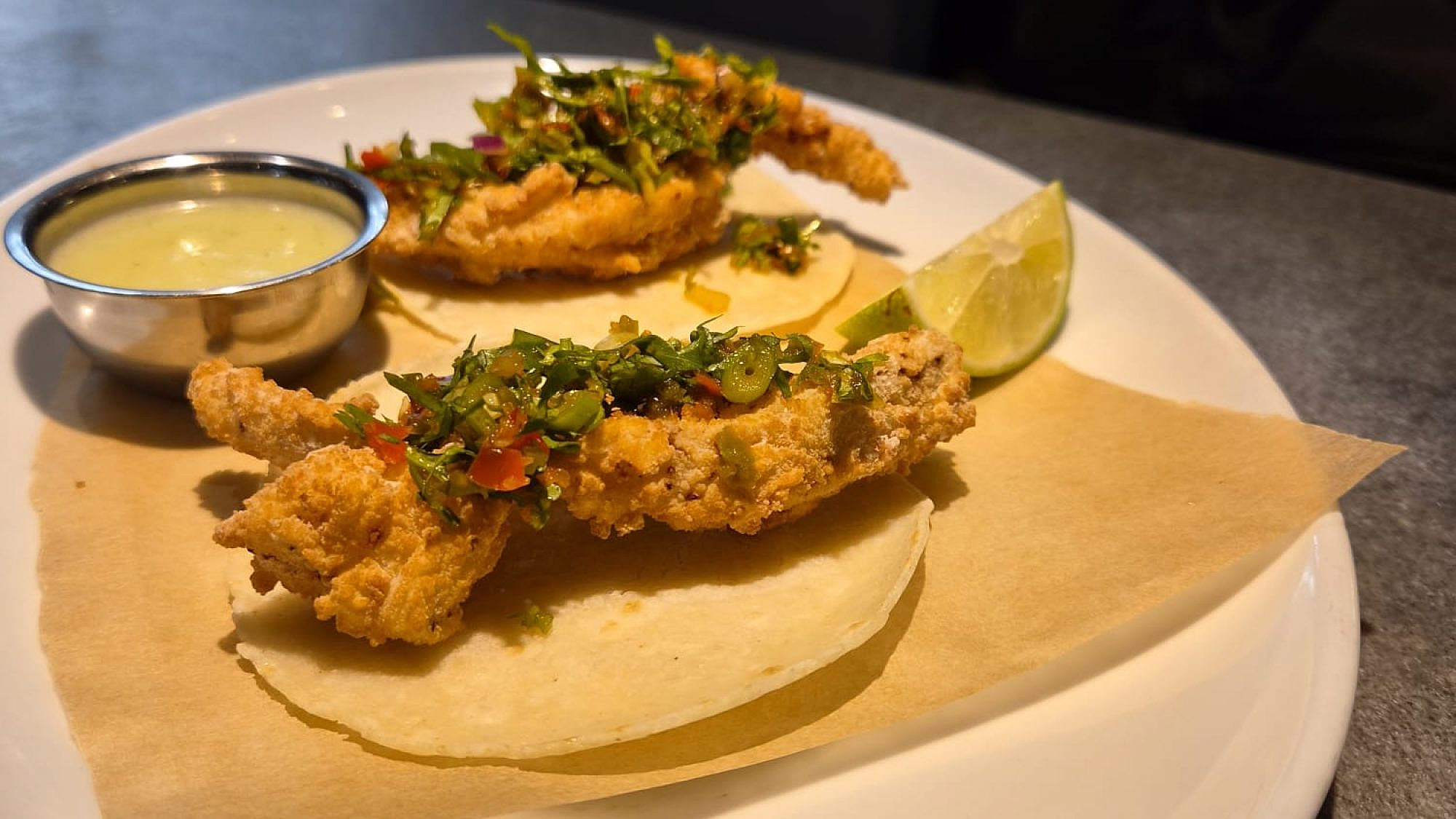 משהו קצת אחר מאותו הטאקו. טאקוס עוף מטוגן וצ'יפוטלה (צילום: TEQUILA & TACOS) משהו קצת אחר מאותו הטאקו. טאקוס עוף מטוגן וצ'יפוטלה (צילום: TEQUILA & TACOS)