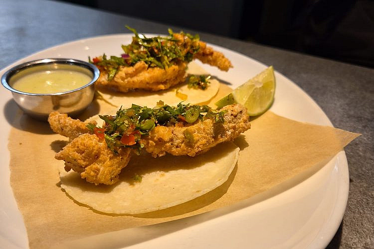 משהו קצת אחר מאותו הטאקו. טאקוס עוף מטוגן וצ'יפוטלה (צילום: TEQUILA & TACOS)