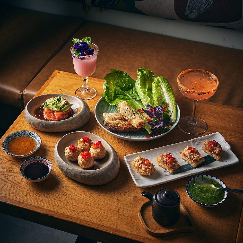 עסקית ערב, אוקינאווה (צילום אמיר מנחם) עסקית ערב, אוקינאווה (צילום אמיר מנחם)