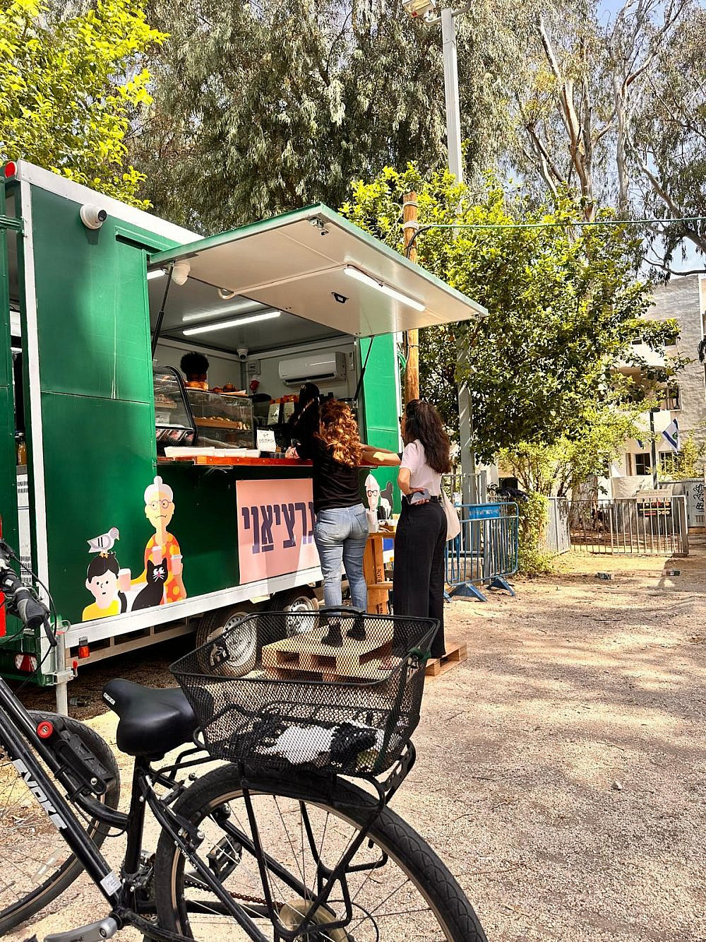 איך המצב? מתגלגלים. עגלת קפה גרציאני (צילום יניב גרציאני)