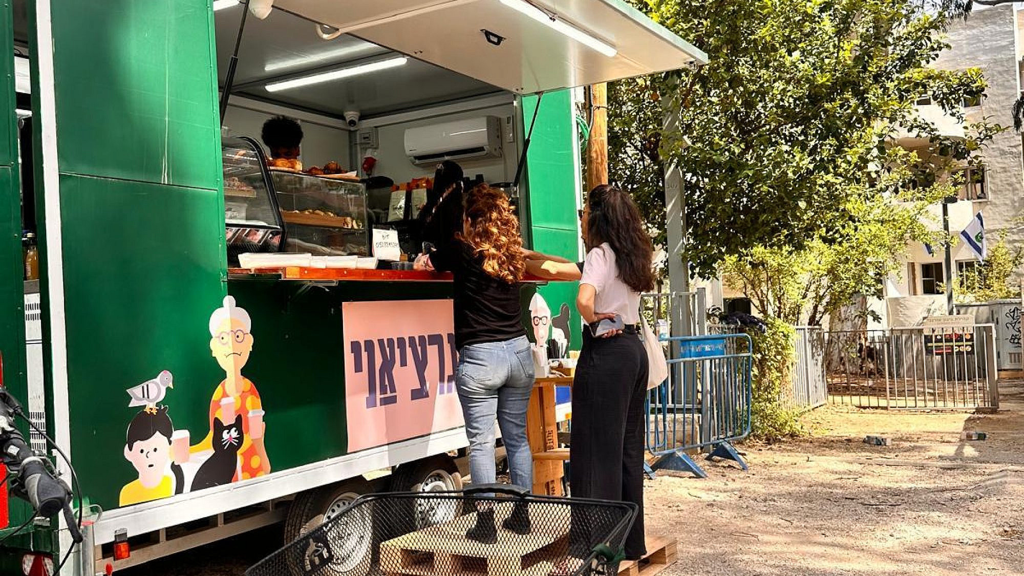 איך המצב? מתגלגלים. עגלת קפה גרציאני (צילום יניב גרציאני)