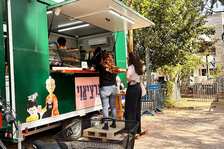 איך המצב? מתגלגלים. עגלת קפה גרציאני (צילום יניב גרציאני)