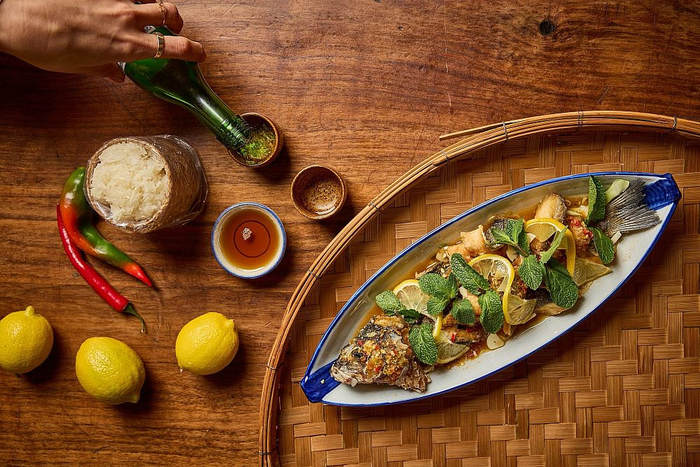 פלה טוט מנאו, לברק שלם מפולט ומטוגן ברוטב דגים, פלפלים חריפים, שום, נענע ולימונים. בית תאילנדי (צילום יהונתן בן חיים)