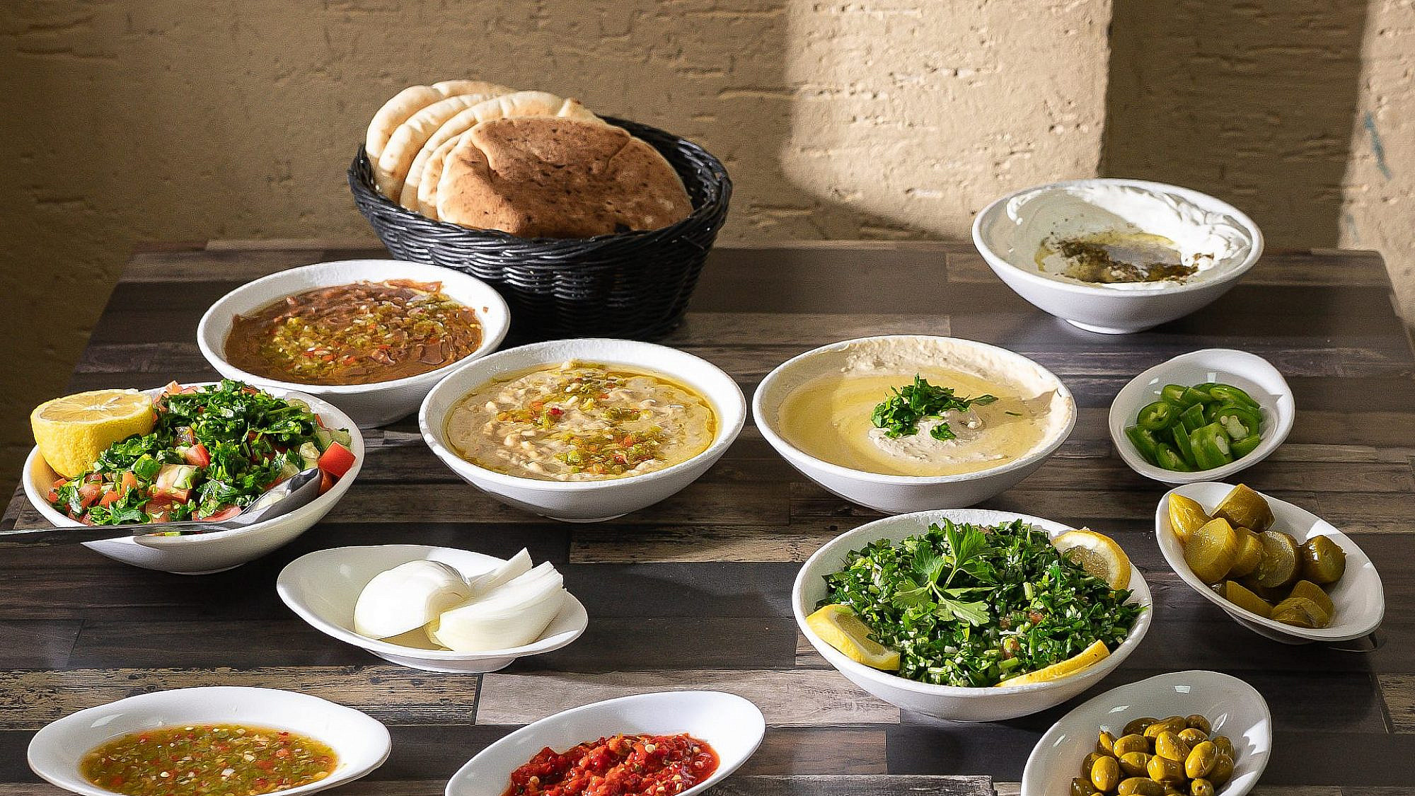 מיתולוגיה רמלאית. חומוס חליל (צילום אסף קרלה)