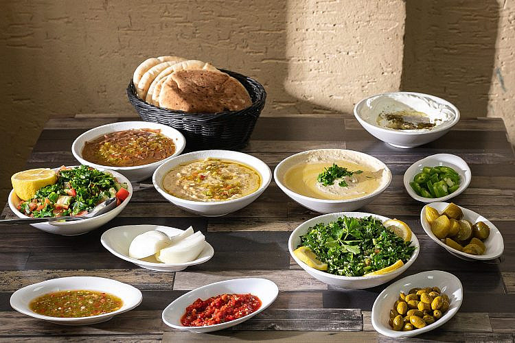 מיתולוגיה רמלאית. חומוס חליל (צילום אסף קרלה)