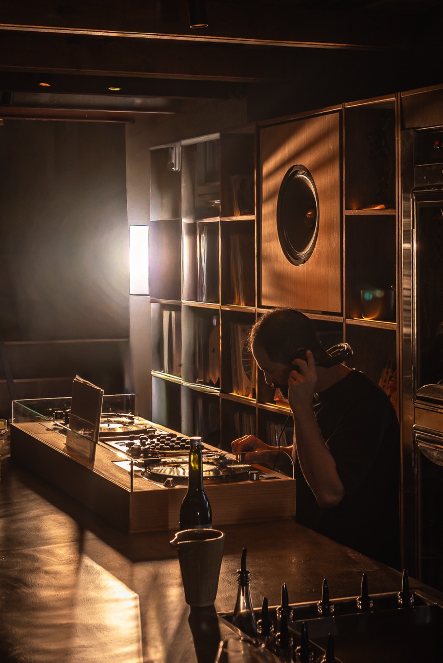 עמדת די.ג'יי על הבר. נאיי (צילום אסף קרלה)