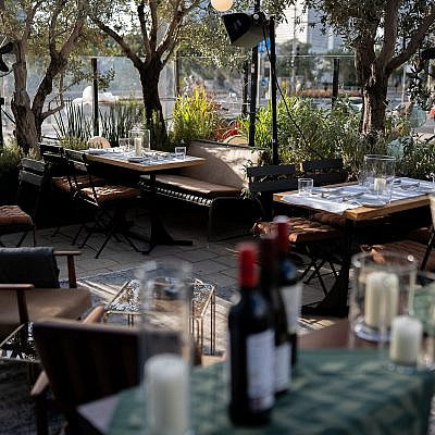 כל עוד מזג האוויר לטובתנו. חצר היין Wine (open) House, יפו תל אביב (צילום אלון ולנסי)
