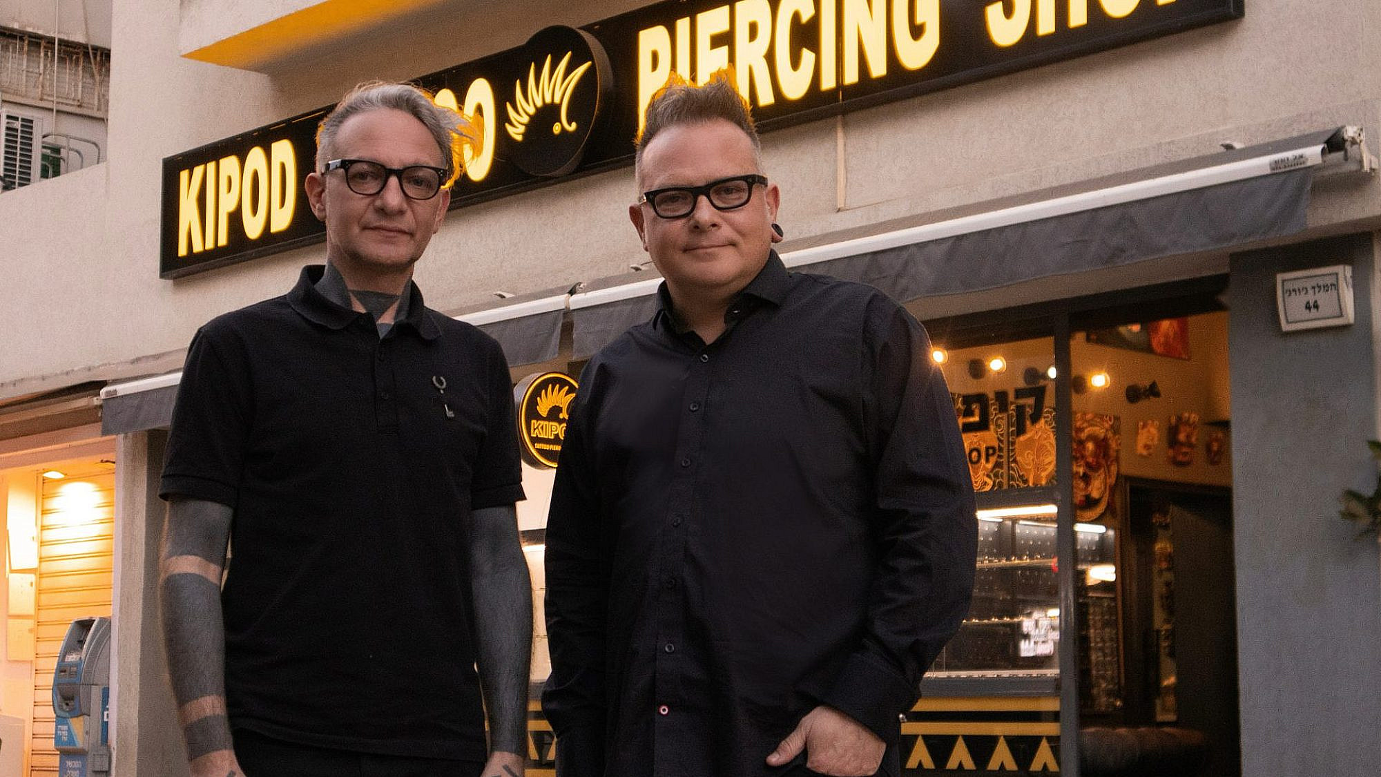 ויטלי ומיכאל פישילביץ מ"קיפוד קעקועים ופירסינג". (צילום: יהלי וייס)