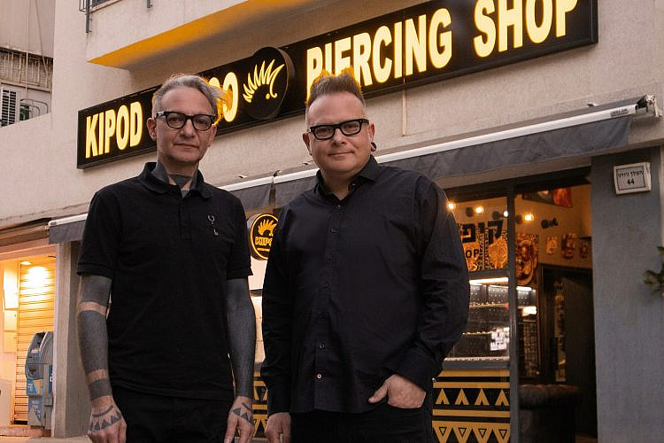 ויטלי ומיכאל פישילביץ מ"קיפוד קעקועים ופירסינג". (צילום: יהלי וייס)