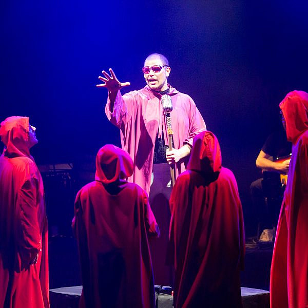 הכוכבים הגדולים חוזרים לחיים. "איפה לורה?". צילום: ענת גבע שרון