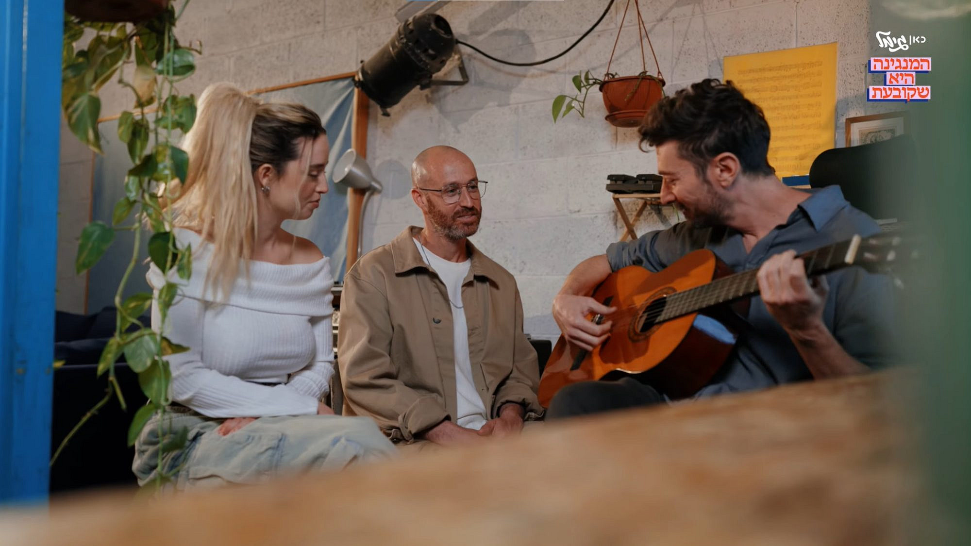 שרים ביחד. מתוך הקליפ של "הייתי נער" בביצוע ג׳ימבו ג׳יי ונונו (צילום: גיא פירו ואריאל פרימר/יוטיוב)