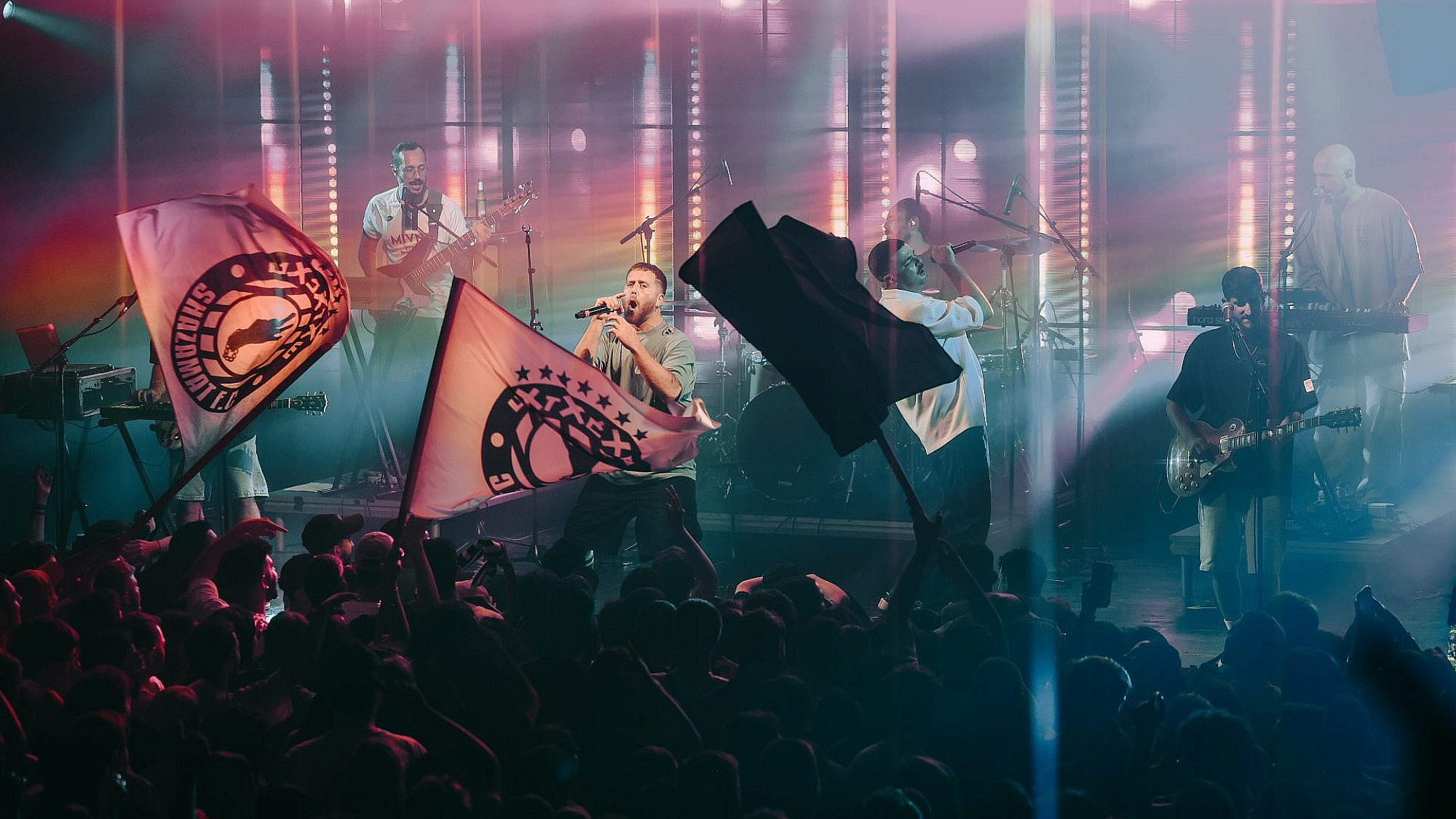 אנשי תרבות מרימים דגל אדום. שאזאמאט. (צילום:  בר שבתאי)