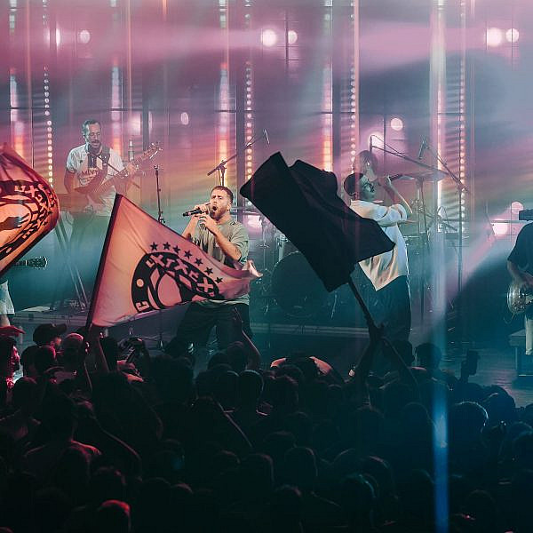 אנשי תרבות מרימים דגל אדום. שאזאמאט. (צילום:  בר שבתאי)