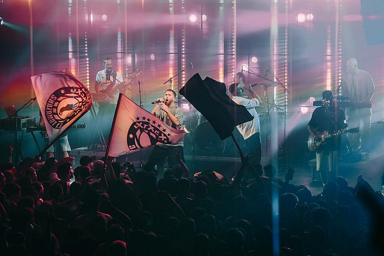 אנשי תרבות מרימים דגל אדום. שאזאמאט. (צילום: בר שבתאי) אנשי תרבות מרימים דגל אדום. שאזאמאט. (צילום: בר שבתאי)