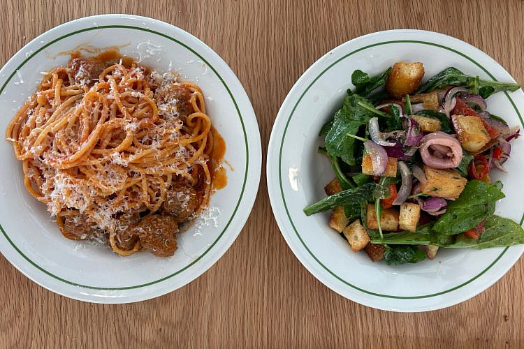 סלט פנצנלה וקלמרי כבוש וספטגי מיטבולז. LUPA (צילום איתן ונונו)