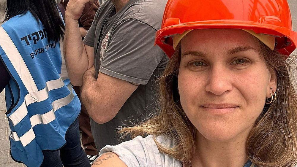 נועה גלר מחוץ לבניין הסטודיו שלה שקרס בדרום תל אביב (צילום באדיבות המצולמת)