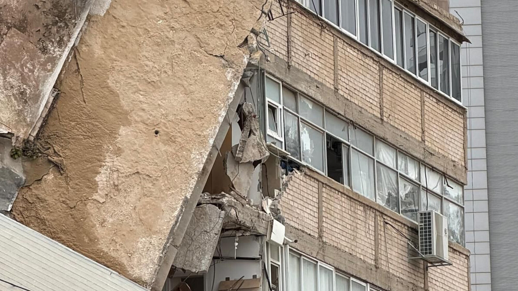 הבניין שקרס בלוינסקי, ובו הסטודיו של נועה גלר (צילום: נועה גלר)