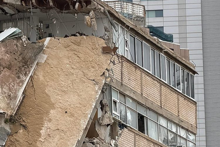 הבניין שקרס בלוינסקי, ובו הסטודיו של נועה גלר (צילום: נועה גלר)