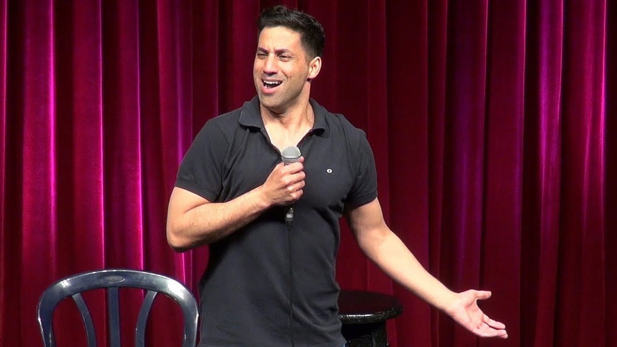 שחר חסון (צילום: יוטיוב/קומדי בר)