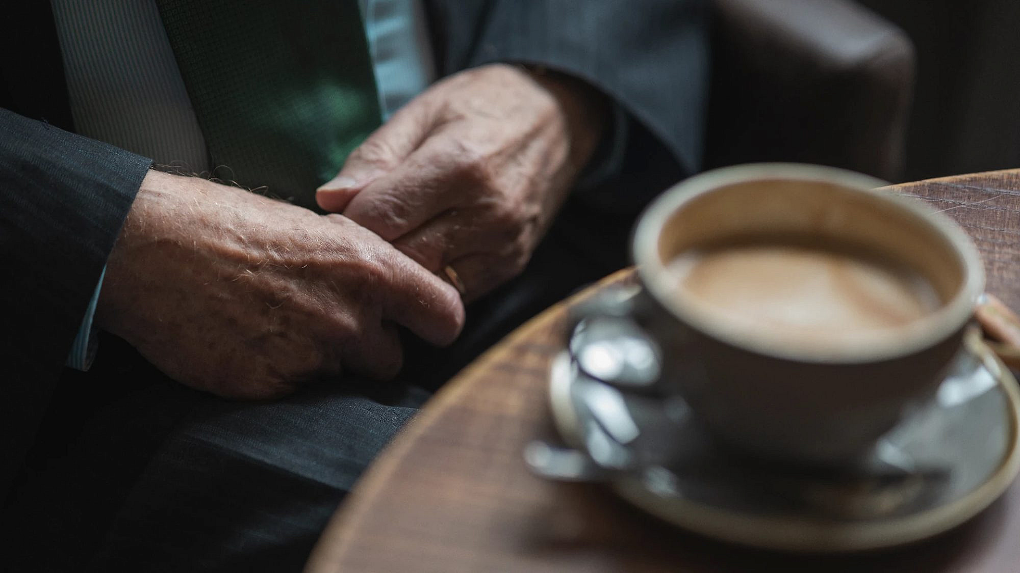 קפה עם ניצולי שואה בניו יורק (אילוסטרציה: שאטרסטוק)