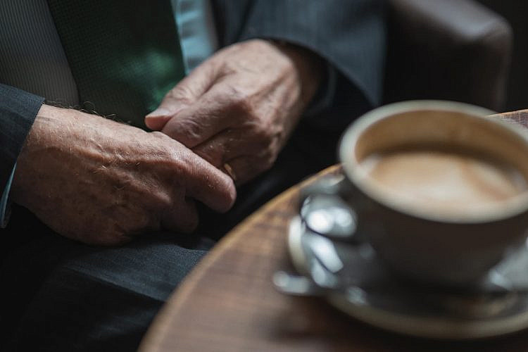 קפה עם ניצולי שואה בניו יורק (אילוסטרציה: שאטרסטוק)