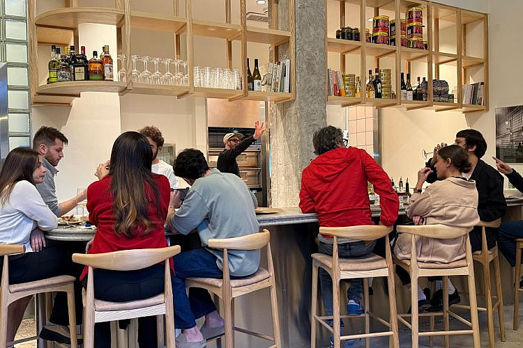 אנחנו פה לסאבלט. פיצה לילה הזמנית. (צילום: יעל שטוקמן)