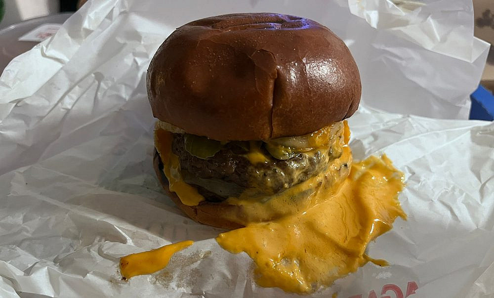 לפחות הגיע הרבה רוטב. שפע רוטב וטוב שכך. צילום: מתן שרון לפחות הגיע הרבה רוטב. שפע רוטב וטוב שכך. צילום: מתן שרון