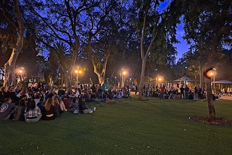 זיכרון בסלון 2025 בגן מאיר (צילום באדיבות מיזם זיכרון בסלון)