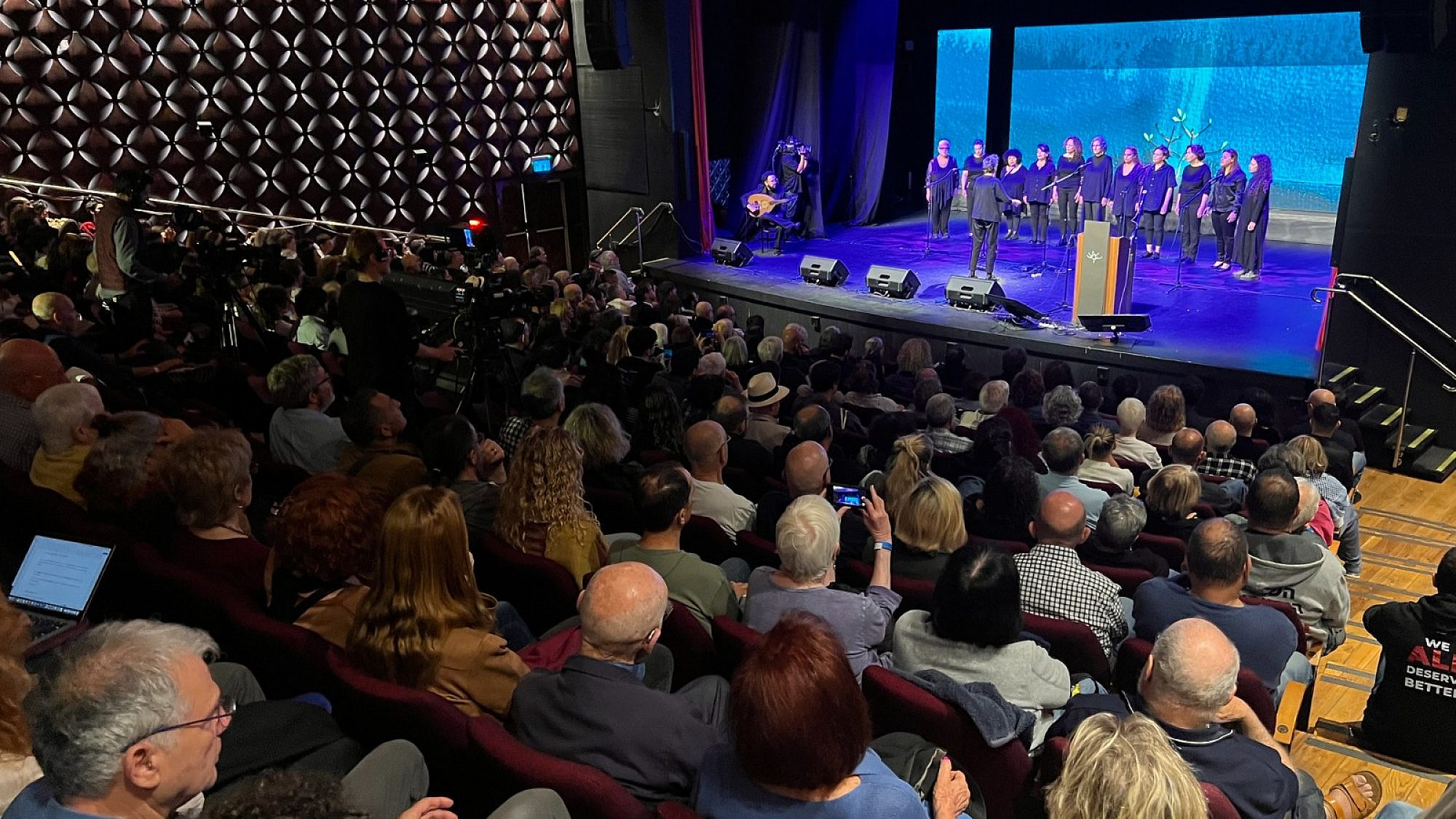 לא הייתם רוצים לחפש דרך אחרת? טקס יום הזיכרון הישראלי-פלסטינאי. (צילום: באדיבות "לוחמים לשלום")