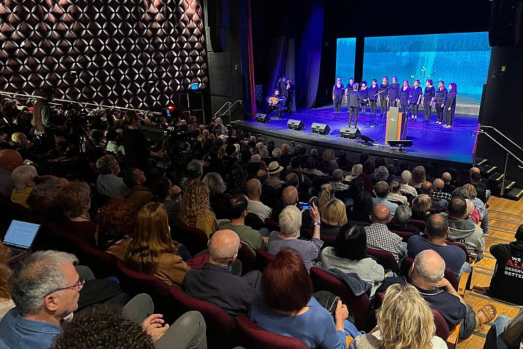 לא הייתם רוצים לחפש דרך אחרת? טקס יום הזיכרון הישראלי-פלסטינאי. (צילום: באדיבות "לוחמים לשלום")