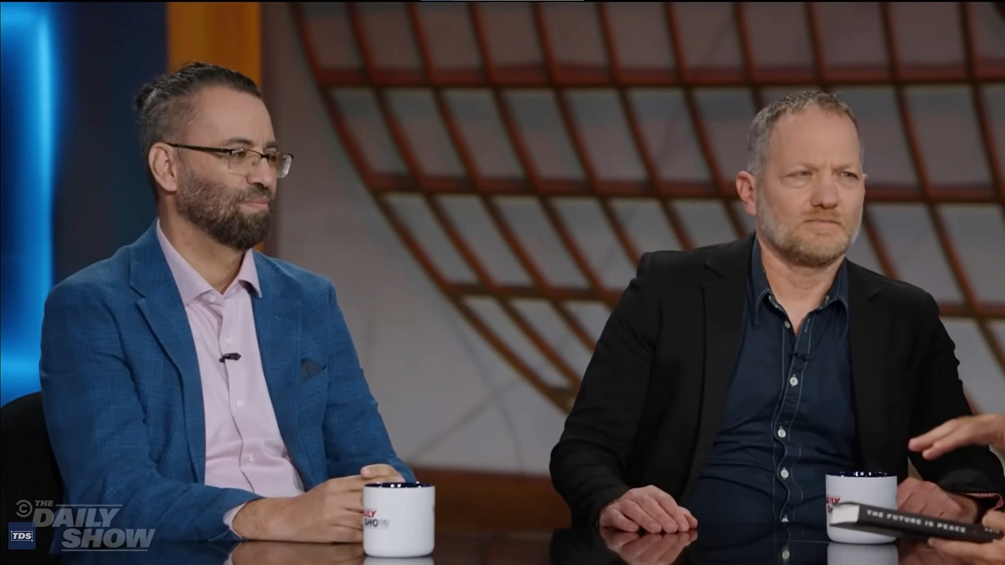 בקש שלום ורדפהו. מעוז ינון ועזיז אבו שרה מתראיינים ב"דיילי שואו". (צילום מסך/יוטיוב/קומדי סנטרל)