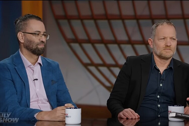 בקש שלום ורדפהו. מעוז ינון ועזיז אבו שרה מתראיינים ב"דיילי שואו". (צילום מסך/יוטיוב/קומדי סנטרל)