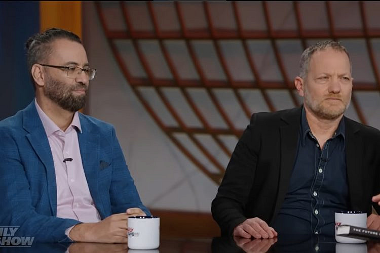 בקש שלום ורדפהו. מעוז ינון ועזיז אבו שרה מתראיינים ב"דיילי שואו". (צילום מסך/יוטיוב/קומדי סנטרל)