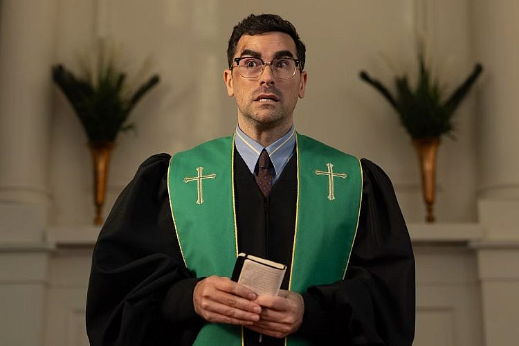 הטעות הראשונה היא לשים את היהודי הזה ככומר. "טעויות מרות". צילום: יח"צ נטפליקס