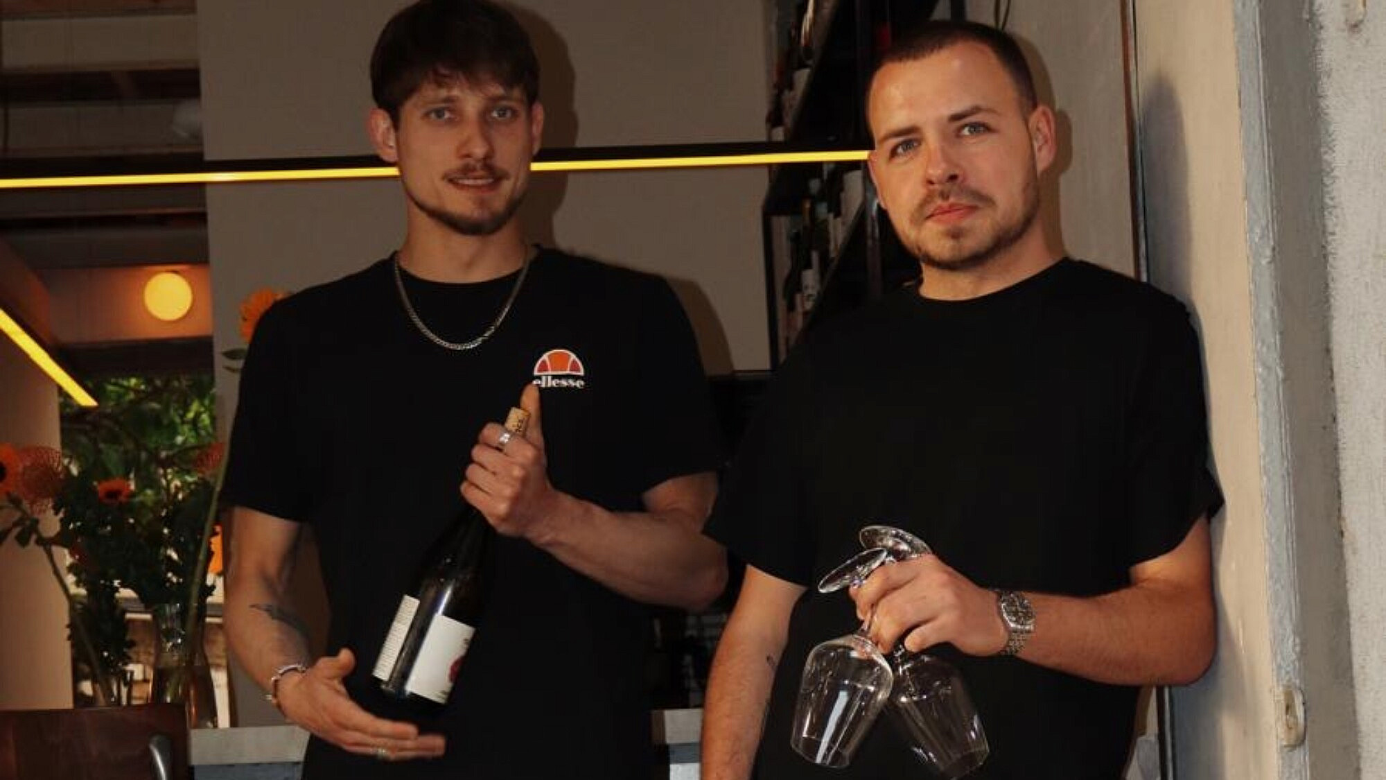 שני חברים יצאו לדרך. מיא. (צילום: Ofriki&co)