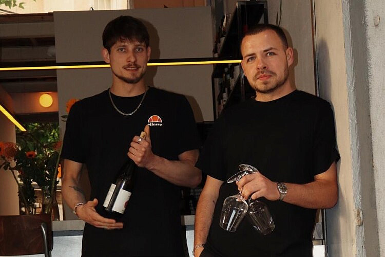 שני חברים יצאו לדרך. מיא. (צילום: Ofriki&co)