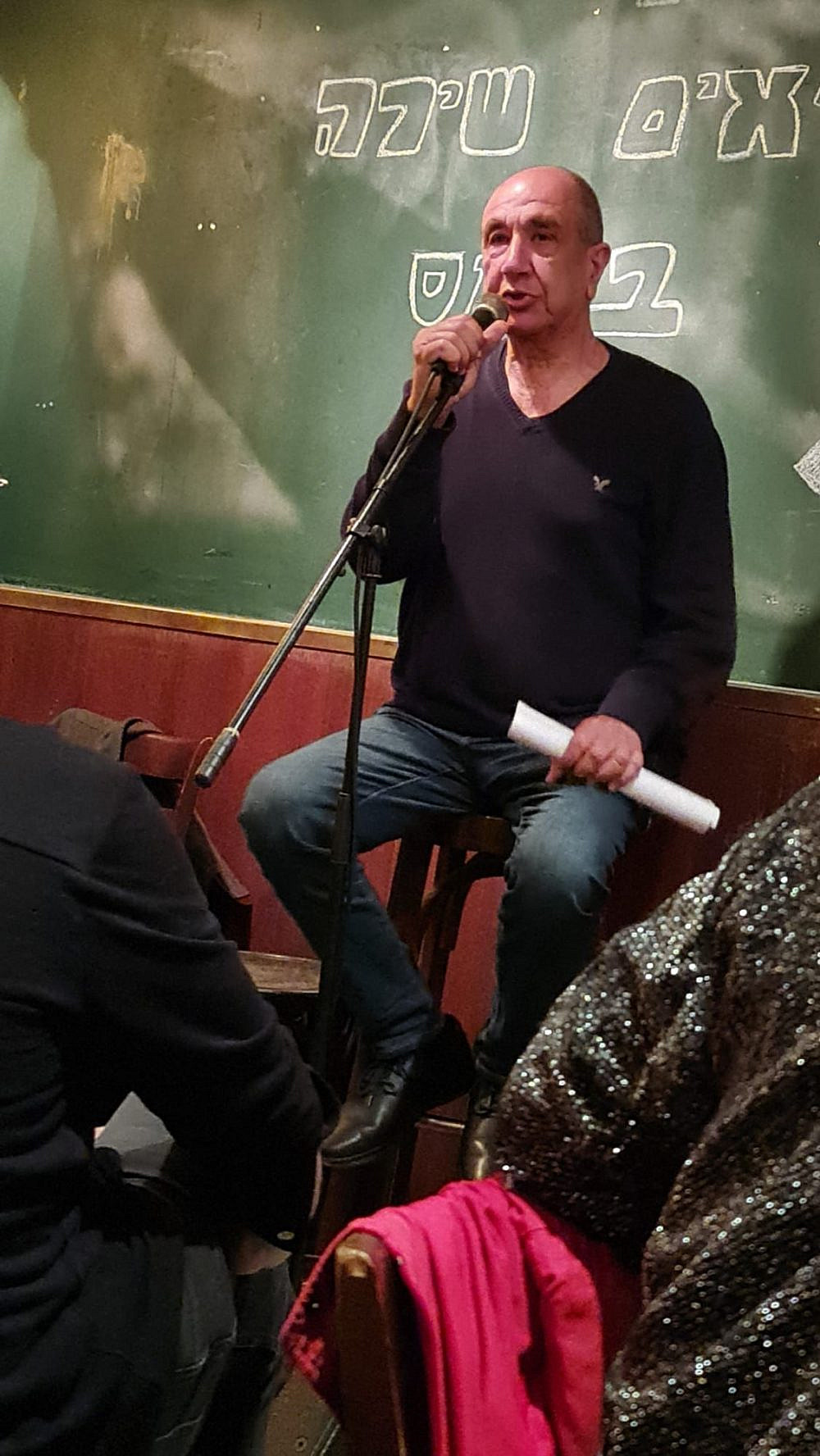 רוני סומק באחד מערבי השירה בפיקוק (צילום: שמעון משל) רוני סומק באחד מערבי השירה בפיקוק (צילום: שמעון משל)
