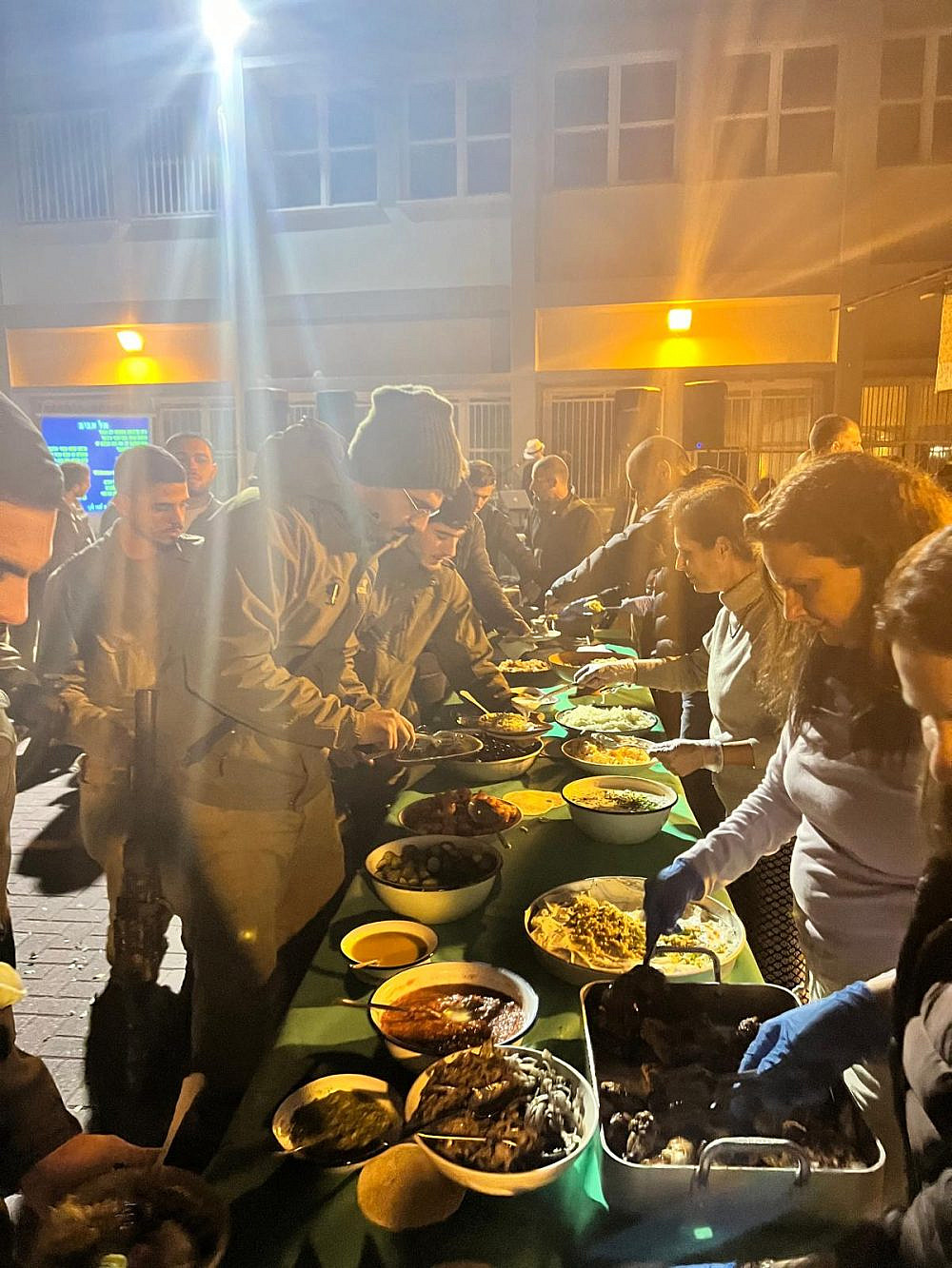 הגורם האנושי. משלוחי אוכל לחיילים במלחמה (צילום באדיבות מסעדת פטרוזיליה)