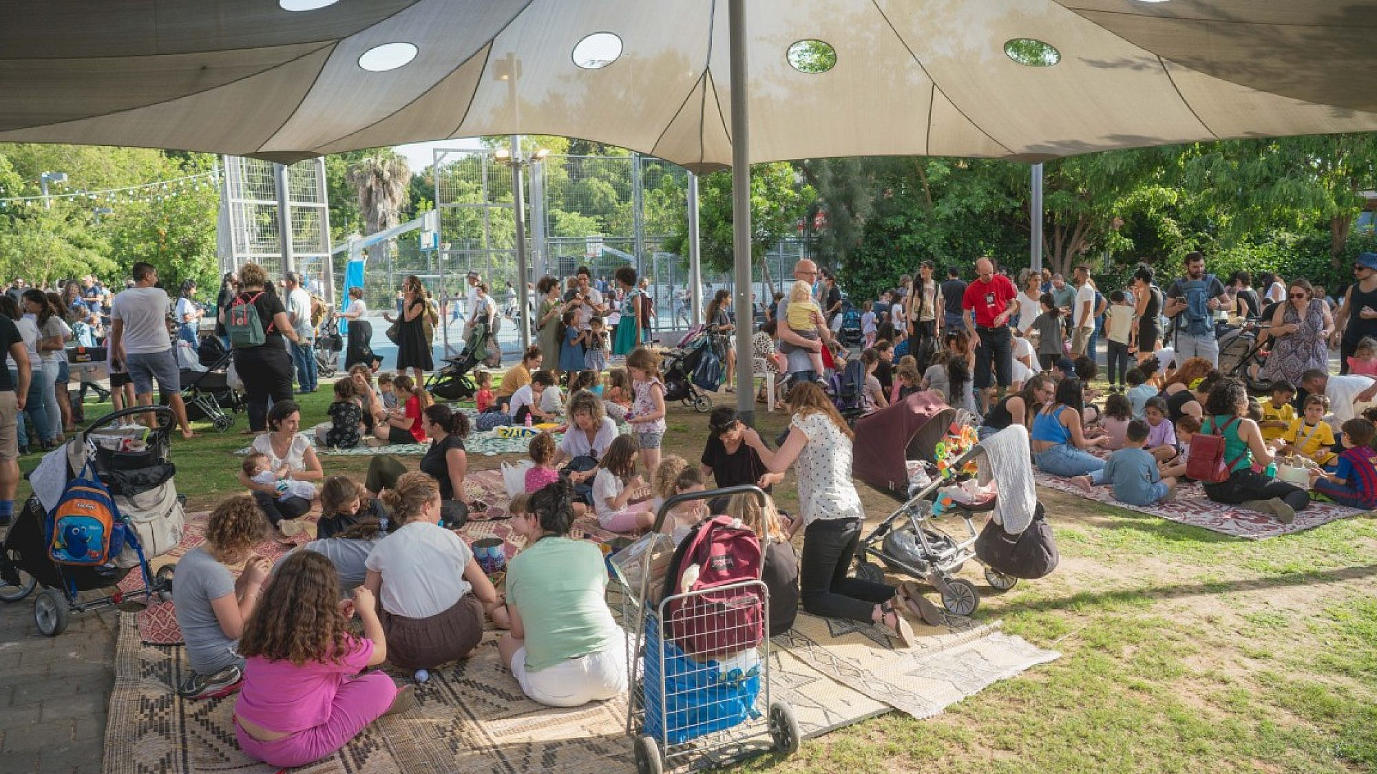חגיגות שבועות בעיר (צילום: אילן ספירא) חגיגות שבועות בעיר (צילום: אילן ספירא)
