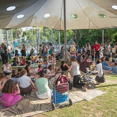 חגיגות שבועות בעיר (צילום: אילן ספירא)
