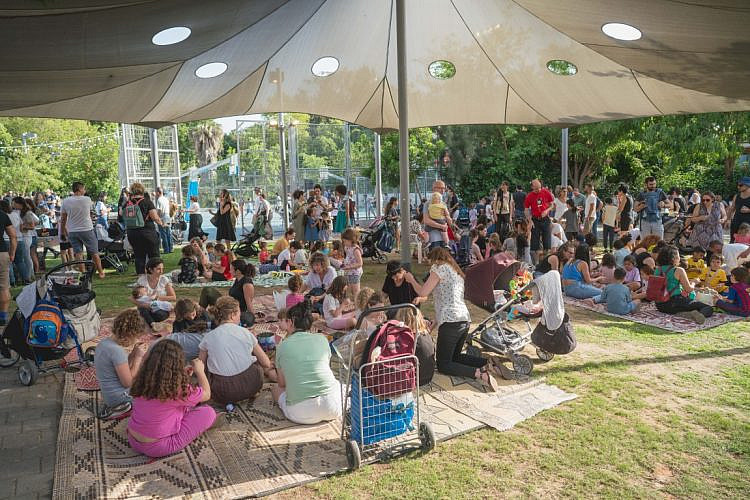 חגיגות שבועות בעיר (צילום: אילן ספירא)