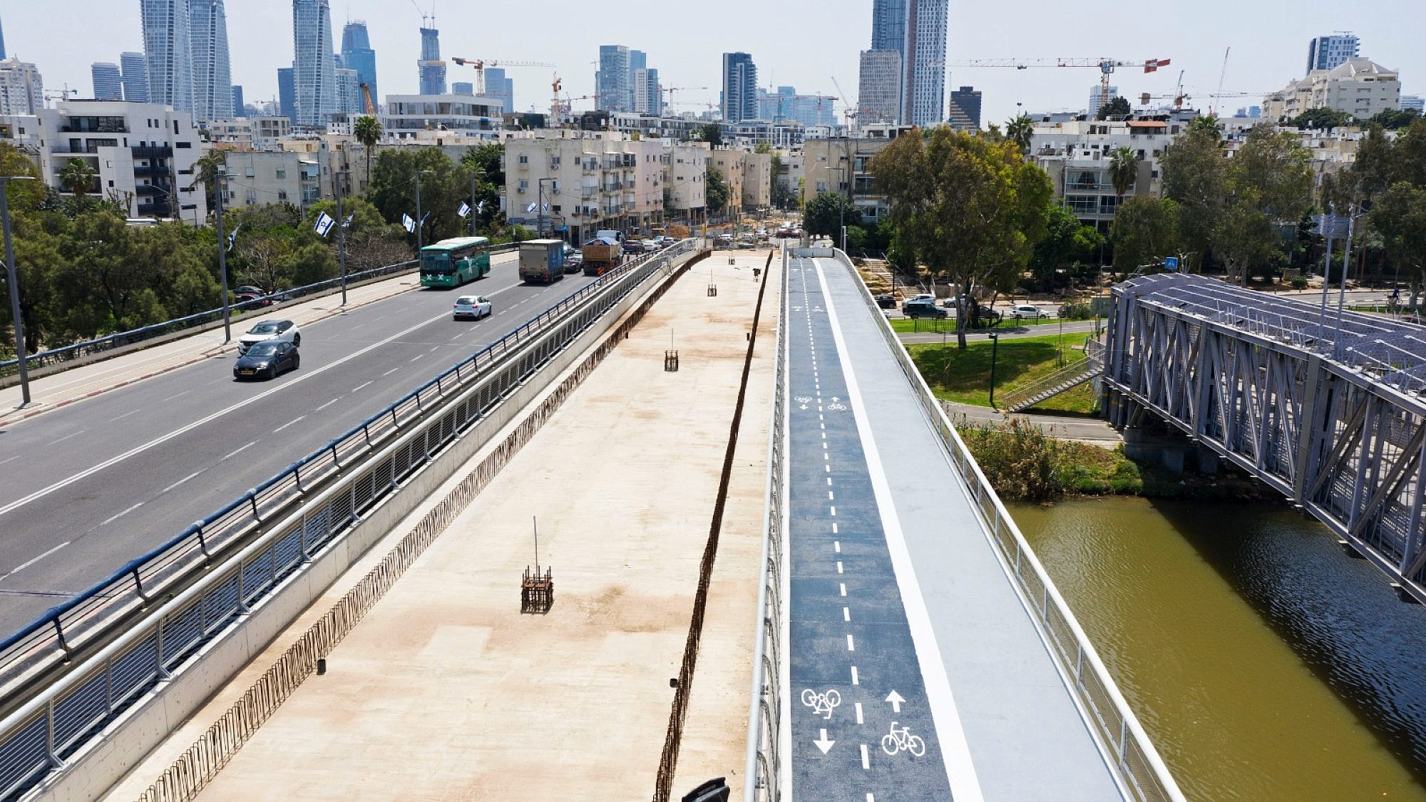 גשר הירקון (צילום: עמוס לוזון צלמים) גשר הירקון (צילום: עמוס לוזון צלמים)
